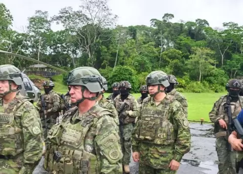 Renovaci�n c�pula militar