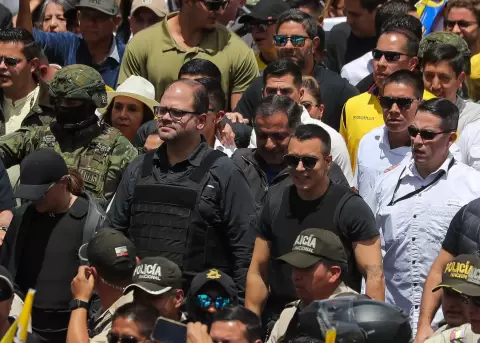 El presidente de Ecuador, Daniel Noboa (c-d), durante una movilizaci�n hacia la Corte Constitucional, en Quito.
