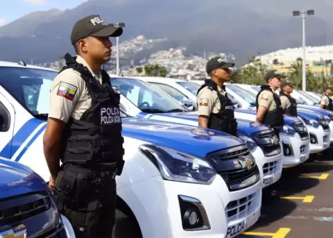 Polic�as y camionetas entregadas en Quito.