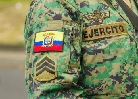 Un militar portando el uniforme del Ej�rcito Ecuatoriano.