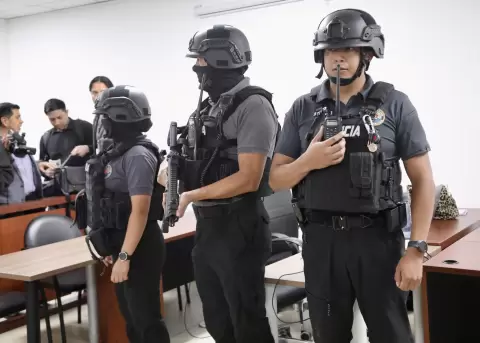 Agentes de la Polic�a de Ecuador custodian durante una audiencia en Quito (Ecuador).