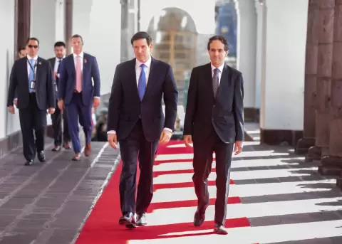 Marco Rubio (i), secretario de Estado de EE.UU., en su ingreso al Palacio de Carondelet, en Quito.