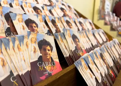 As�s, Italia - 9 de septiembre de 2023: Peque�os carteles de Carlo Acutis con la oraci�n a �l en la parte posterior