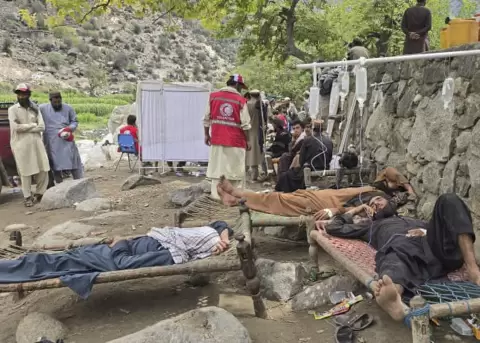 Voluntarios de la Media Luna Roja Afgana y equipos m�dicos m�viles atienden a los m�s de 3.000 heridos del terremoto en el este de Afganist�n.