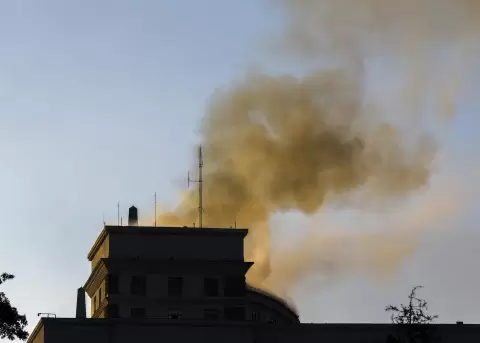 Edificio alcanzado por un dron ruso en Kiev durante la peor ofensiva de Rusia con ese tipo de artefactos en Ucrania.