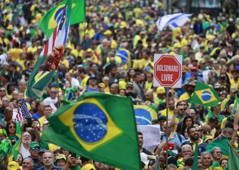 Simpatizantes del expresidente de Brasil, Jair Bolsonaro, en una manifestaci�n este domingo, en la ciudad de S�o Paulo (Brasil).