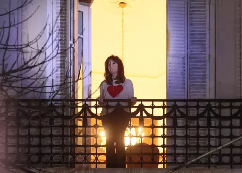 La expresidenta de Argentina Cristina Fern�ndez saluda a sus seguidores tras conocer los resultados de las elecciones legislativas de Buenos Aires.