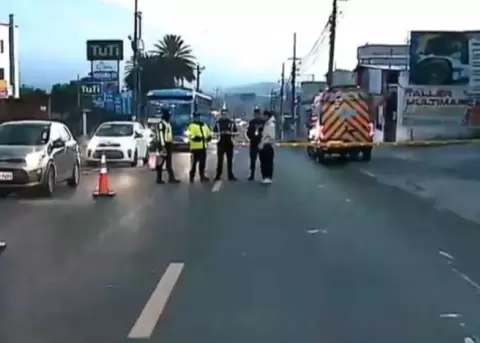 Agentes de tr�nsito en la avenida De la Prensa, norte de Quito, tras un accidente de tr�nsito el 8 de septiembre de 2025.
