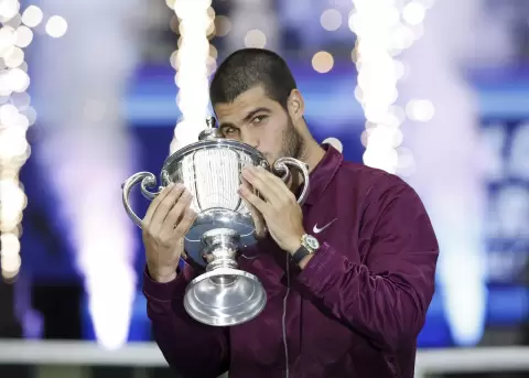 El espa�ol Carlos Alcaraz besa la copa tras coronarse campe�n del US Open.