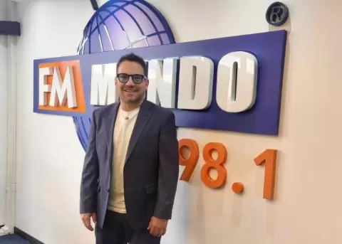 Juan Fernando Velasco rinde homenaje a Julio Jaramillo.