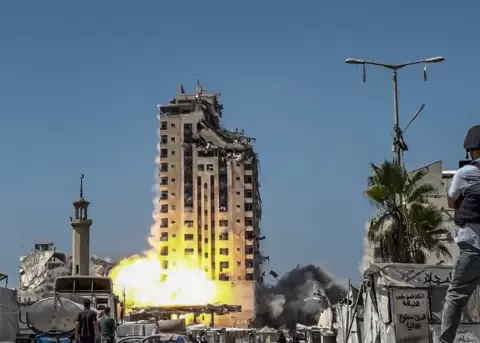 Un periodista filma un ataque a�reo israel� sobre la Torre Mushtaha en el oeste de la Ciudad de Gaza, el 5 de septiembre de 2025.