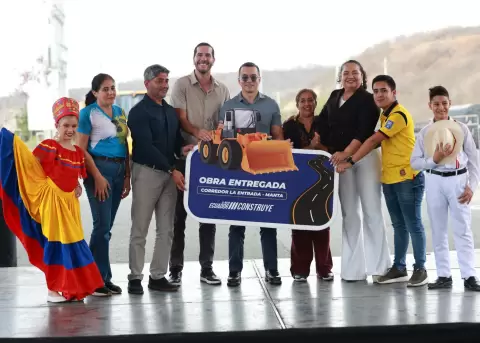 Daniel Noboa impulsa desarrollo en Manab� con entrega de v�a y Plaza Memorial