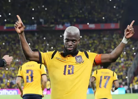 Enner Valencia celebra su gol ante Argentina en la �ltima fecha de las eliminatorias sudamericanas a la Copa Mundial de 2026.