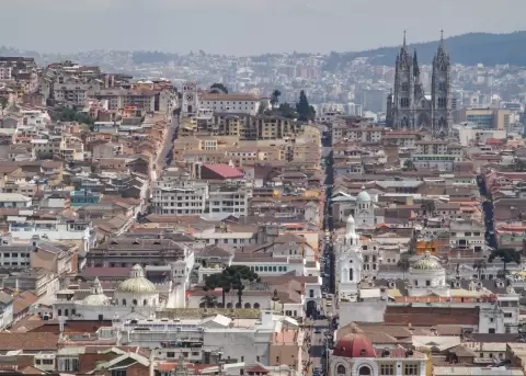 Vistas de la densa arquitectura urbana del centro de Quito.