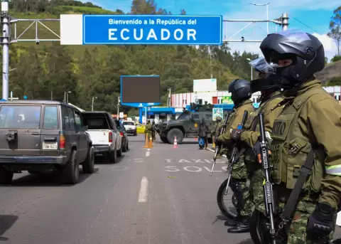 Militares ecuatorianos en el puente internacional Rumichaca, en la provincia de Carchi.
