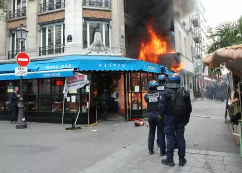 Protestas masivas sacuden Francia; detienen a m�s de 300 personas