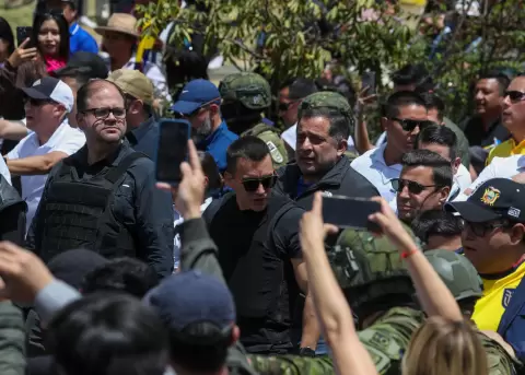 El presidente de Ecuador, Daniel Noboa (c), en una movilizaci�n, en Quito.