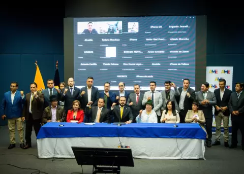 Alcaldes tras la reuni�n de la AME en Quito, el 8 de septiembre de 2025.