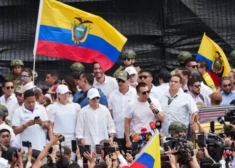 Presidente Noboa lidera multitudinaria marcha ciudadana