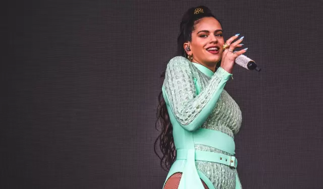 Rosal�a inaugura su residencia en Madrid luego de una intoxicaci�n alimentaria.