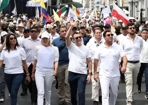El presidente de Ecuador, Daniel Noboa (c), durante la marcha 'por la paz y justicia', en Guayaquil.