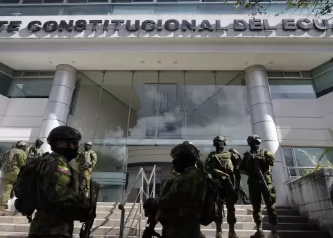 La Corte Constitucional fue rodeada de militares, a prop�sito de la protesta que encabez� el presidente de la Rep�blica, Daniel Noboa.