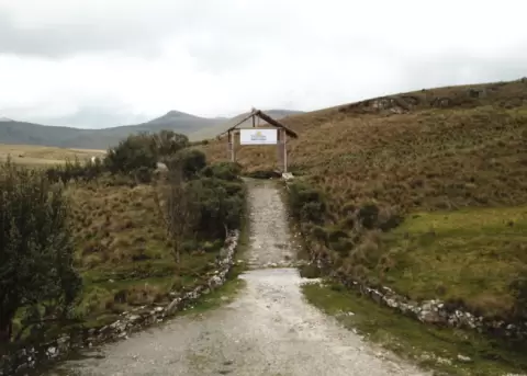 Imagen de archivo de la entrada al proyecto minero Loma Larga, ubicado en la provincia del Azuay.-