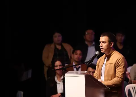 Daniel Noboa, presidente de la Rep�blica, en la entrega de 1100 becas para maestr�as en Cuenca.