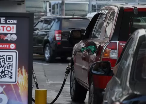 Imagen referencial del abastecimiento de combustible en Ecuador.