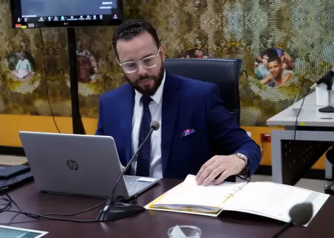 Comisi�n de Fiscalizaci�n aprueba informe y recomienda juicio pol�tico contra Gonzalo Alb�n