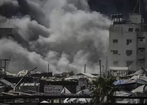 El humo se eleva desde la torre Al Kawthar tras un ataque a�reo israel� en la Ciudad de Gaza, Franja de Gaza, el 14 de septiembre de 2025.