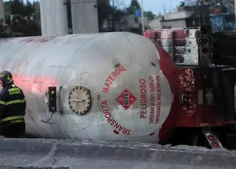 Investigan en M�xico choque por exceso de velocidad en la explosi�n de cami�n de gas