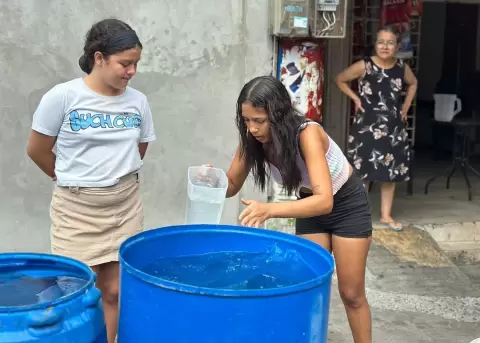 Tres cantones de Esmeraldas suspenden clases presenciales por falta de agua potable