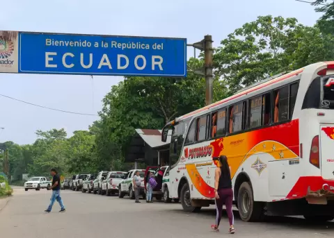 Un bus interprovincial y varias camionetas de transporte.