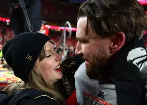 Travis y Taylor celebrando a los Kansas City Chiefs