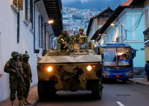 Soldados en un veh�culo blindado patrullan el centro hist�rico de Quito, Ecuador, el 9 de enero de 2024.