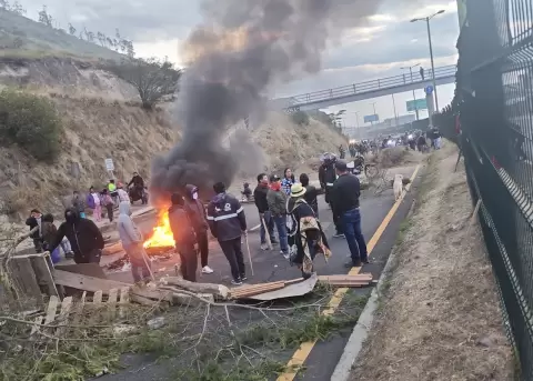 Cierre vial en la Av. Panamericana Norte, por manifestantes que se oponen a la eliminaci�n del subsidio al di�sel.