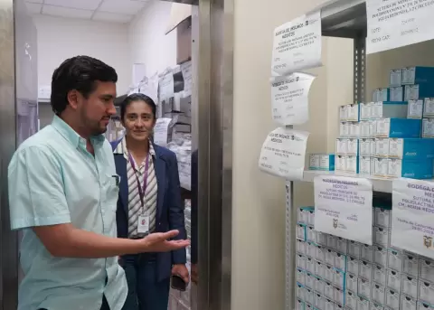 Jimmy Martin, ministro de Salud, durante un recorrido en un hospital.