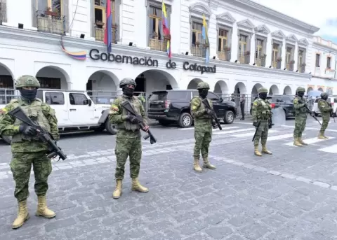 Militares resguardan los exteriores de la Gobernaci�n de Cotopaxi.