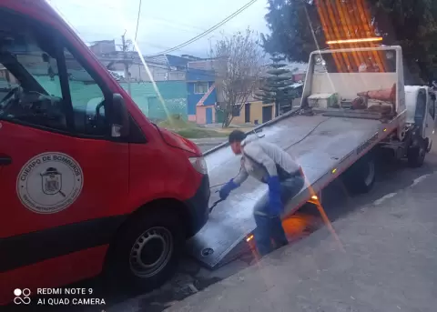 Una ambulancia del Cuerpo de Bomberos de Quitos es remolcada, tras el robo del cerebro del automotor.