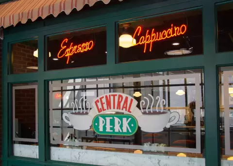 Central Perk. La cafeter�a donde se reun�an los seis amigos de Friends.