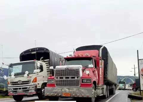 Gobierno y transportistas de Carchi alcanzan acuerdos para reforzar la seguridad vial