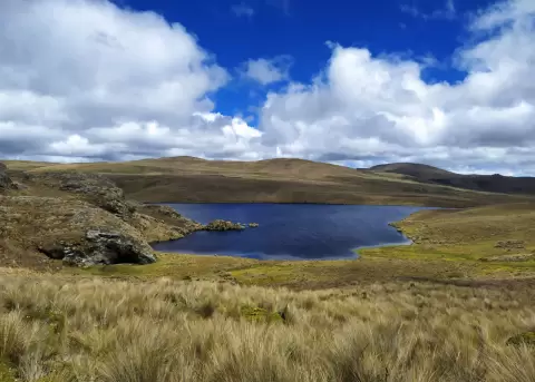 El �rea Nacional de Recreaci�n Quimsacocha es una zona de importancia hidrol�gica, paisaj�stica y de gran diversidad biol�gica.