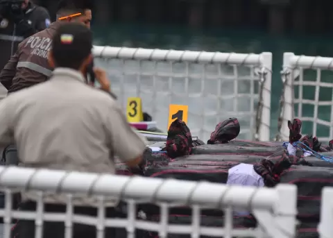 Polic�as custodian un cargamento de droga incautado en el mar.