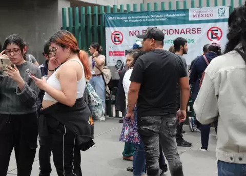 Familiares de las v�ctimas de la explosi�n de un cami�n de gas esperan afuera del Hospital de Traumatolog�a en la Ciudad de M�xico.