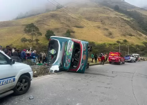 Volcamiento de bus en Colta, Chimborazo deja muertos y varios heridos