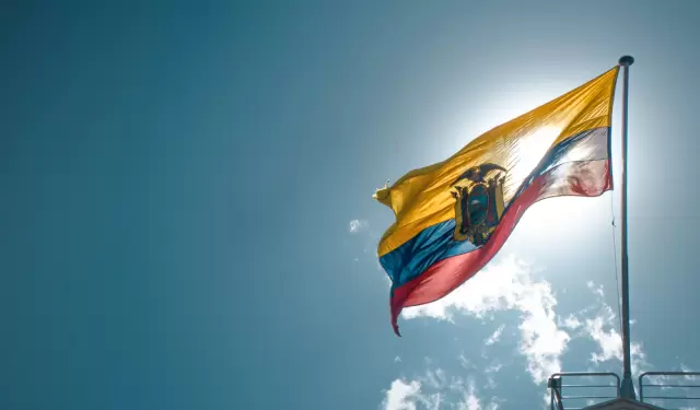 La bandera ecuatoriana en el Palacio de Carondelet, en la Plaza de la Independencia, en Quito.