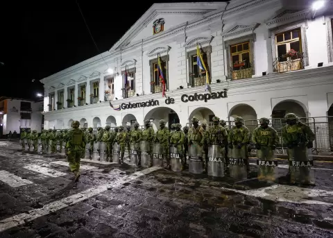 Militares custodian la Gobernaci�n de Cotopaxi este domingo 21 de septiembre, en Latacunga.