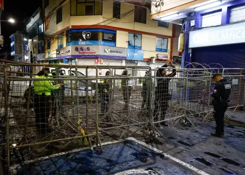Agentes de la Polic�a custodian una calle cerca a la Gobernaci�n de Cotopaxi este domingo, en Latacunga.
