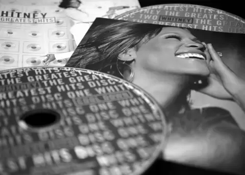 Whitney Houston vuelve con gira sinf�nica gracias a IA y legado.